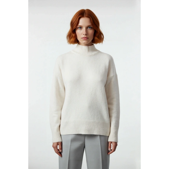 Kadınlara Özel Oversize Kesim Yünlü Dik Yaka Kazak Soğuk Günler İçin İdeal Günlük Konfor Kaliteli