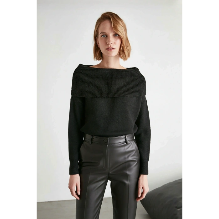 Kadınlara Özel Regular Kalıp Carmen Yaka Triko Kazak Kış Şıklığı İçin İdeal Uzun Kollu Tasarım