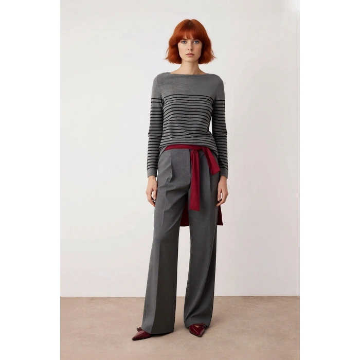 Kadınların Kış Gardırobu İçin Konforlu Akrilik Gri Çizgili Bisiklet Yaka Triko Kazak Kaliteli