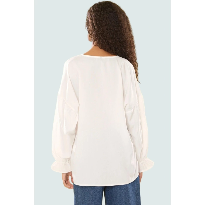 Kalp Nakışlı Pamuklu Bluz Rahat Şık ve Günlük Modern Stil Özel Tasarım Seçkin Malzeme