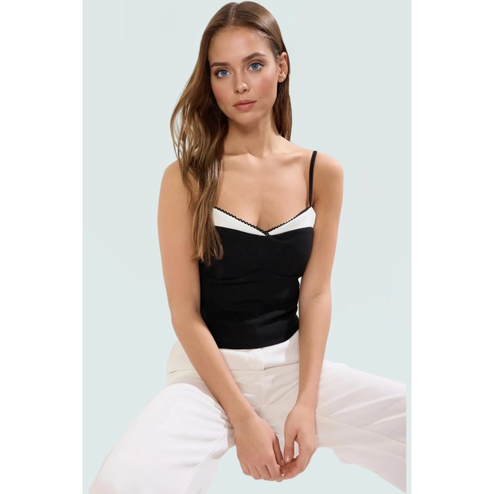 Kare Yaka Dantelli Detaylı Fitted Örme Bluz Yazlık Kaliteli İşçilik Rahat Ve Şık Özel Tasarım