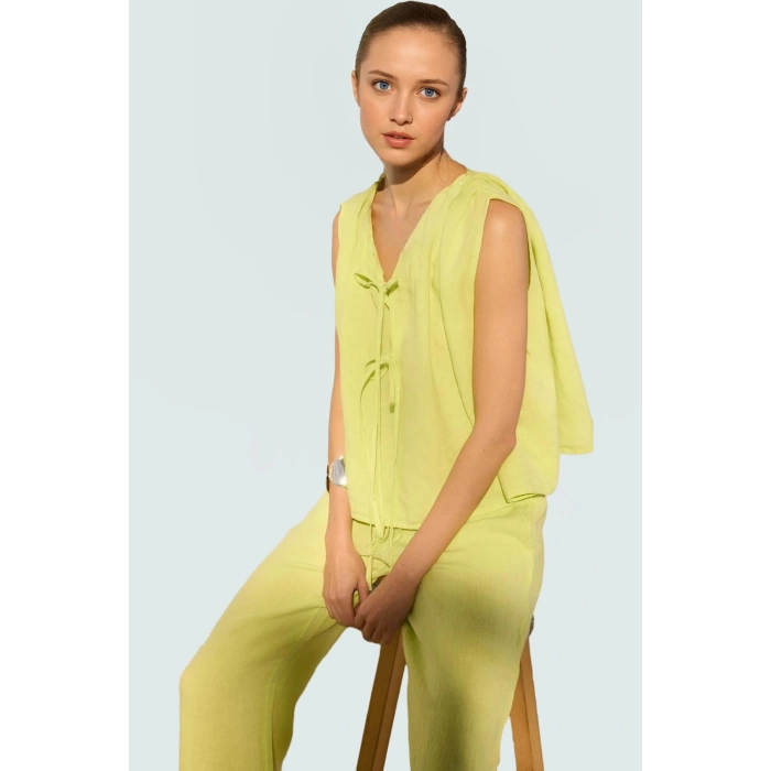 Keten Crop Bluz Dik Yaka Bağlama Detayı Günlük Stil Özel Tasarım Şık Görünüm