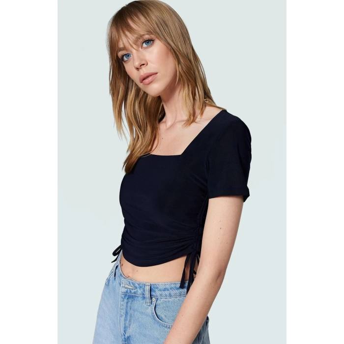 Kısa Bluz Polyester Elastan Karışımı Kare Yaka Büzgü Detay Dayanıklı Malzeme