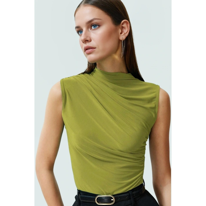 Kolsuz Crop Bluz Dik Yaka Örme Kumaş Vücuda Oturan Seçkin Malzeme Profesyonel Görünüm