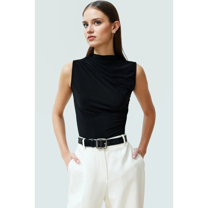 Kolsuz Crop Bluz Dik Yaka Örme Kumaş Vücuda Oturan Seçkin Malzeme Profesyonel Görünüm