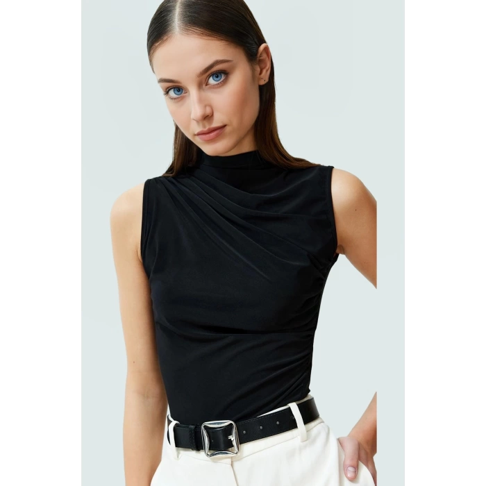 Kolsuz Crop Bluz Dik Yaka Örme Kumaş Vücuda Oturan Seçkin Malzeme Profesyonel Görünüm