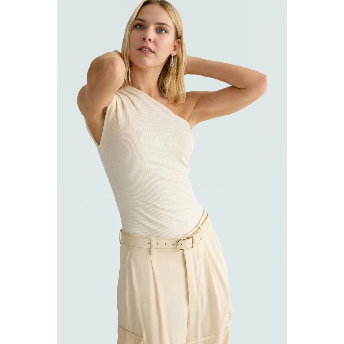 Kolsuz Örme Bluz Asimetrik Yaka Fitted Büzgü ve Drape Detaylar Rahat Kalıp Uzun Ömürlü