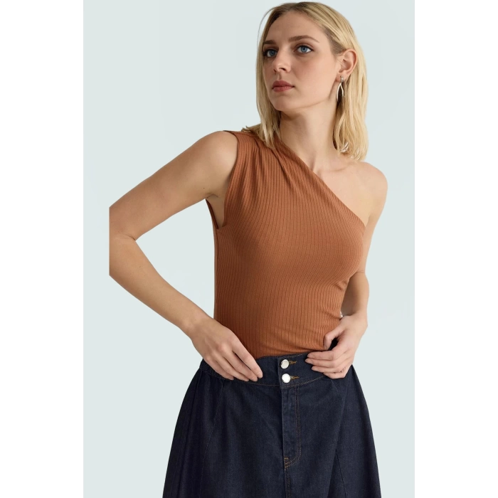 Kolsuz Örme Bluz Asimetrik Yaka Fitted Büzgü ve Drape Detaylar Rahat Kalıp Uzun Ömürlü