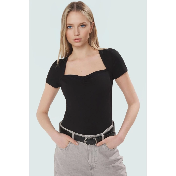 Likralı Penye Bluz Kalp Yaka Fitted Yazlık Yüksek Kalite Dayanıklı Malzeme