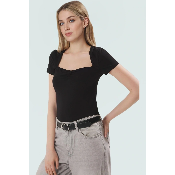 Likralı Penye Bluz Kalp Yaka Fitted Yazlık Yüksek Kalite Dayanıklı Malzeme