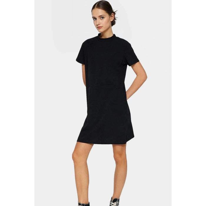 Mini Krep Elbise Shift Kalıp Cep Detaylı Polyester Kumaş Günlük Stil Şık Görünüm Uzun Ömürlü