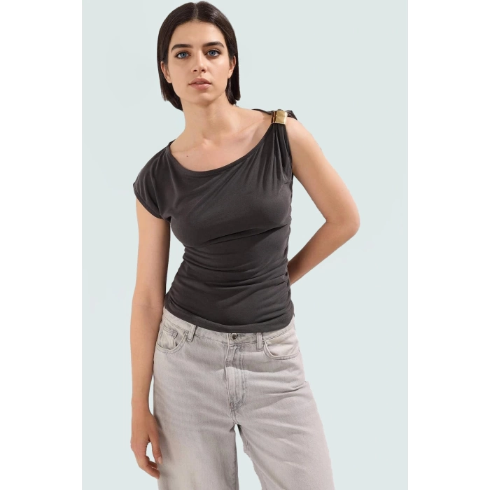 Modal Kumaştan Şık ve Rahat Uzun Bluz Asimetrik Yaka Tasarım Seçkin Malzeme Modern Stil