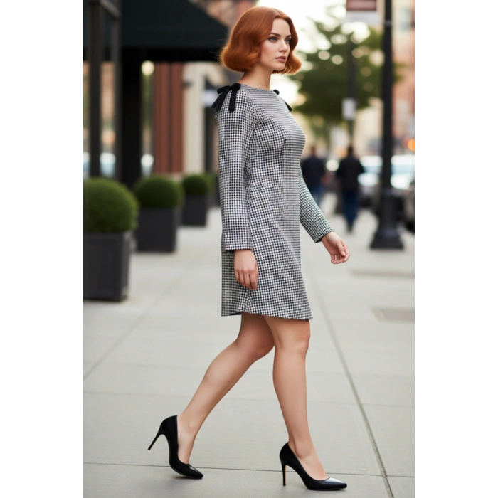 Modern Kadın Büyük Beden Ekose Desenli A Kesim Mini Elbise Uzun Kollu Kayık Yaka Detaylı Şık Dokuma