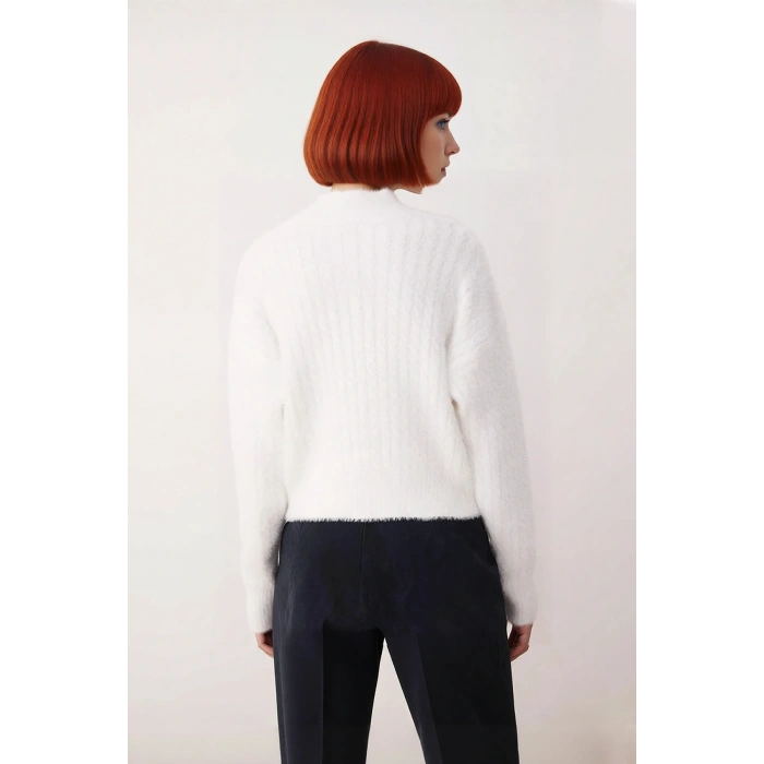 Modern Kadın Ekru Regular Kalıp Düşük Kol Dik Yaka Crop Triko Kazak Saç Örgü Detaylı Günlük Şıklık