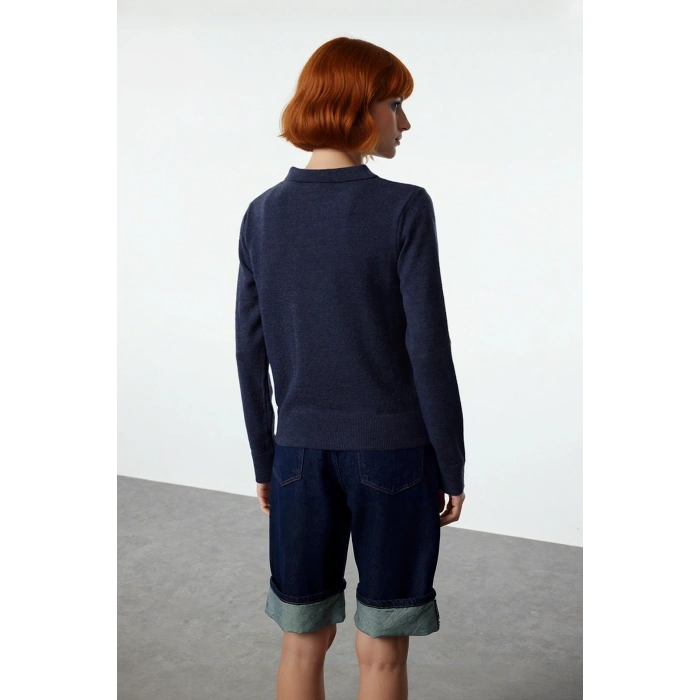 Modern Kadın Triko Kazak Polo Yaka Tasarımı ve Yünlü Dokusuyla Soğuk Günlerin Vazgeçilmezi