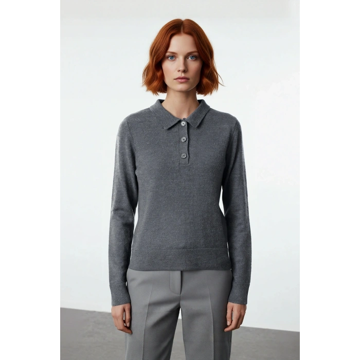Modern Kadın Triko Kazak Polo Yaka Tasarımı ve Yünlü Dokusuyla Soğuk Günlerin Vazgeçilmezi