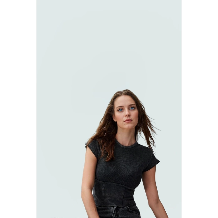 Örme Bluz Yazlık Crop Model Bisiklet Yaka Rahat ve Şık Günlük Stil Kullanım