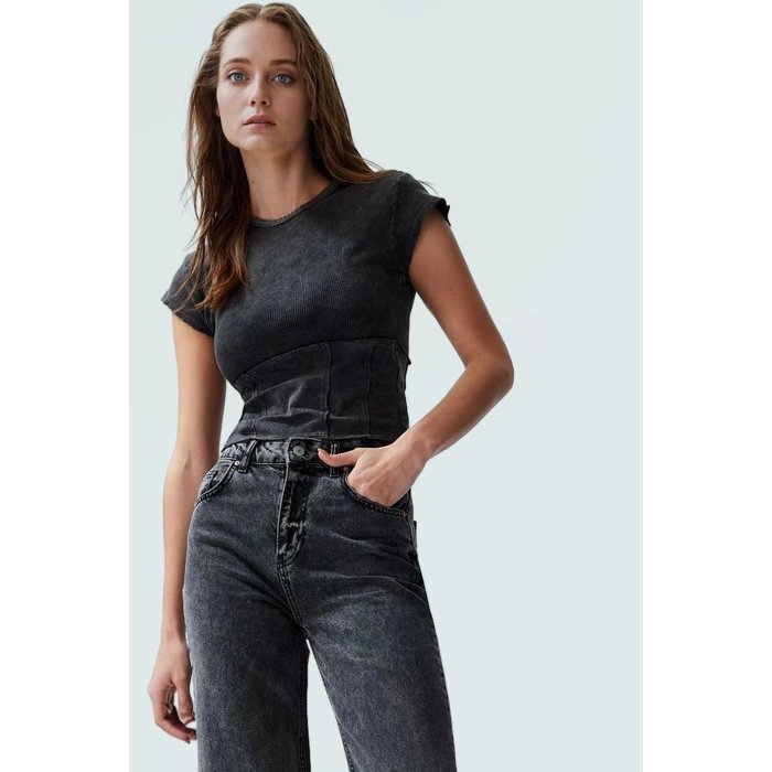 Örme Bluz Yazlık Crop Model Bisiklet Yaka Rahat ve Şık Günlük Stil Kullanım