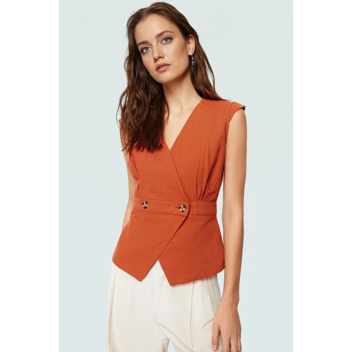 Pamuklu Keten Görünümlü Bluz; V Yaka Düğmeli Kolsuz Fitted Kalıp Özel Tasarım Özenle Seçilmiş