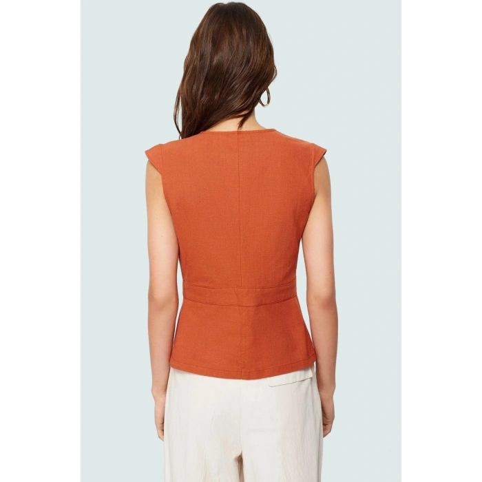 Pamuklu Keten Görünümlü Bluz; V Yaka Düğmeli Kolsuz Fitted Kalıp Özel Tasarım Özenle Seçilmiş