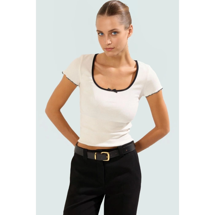 Pamuklu Örme Bluz Fitted Kalıp Havuz Yaka Kısa Kol Modern Stil Trend Tasarım