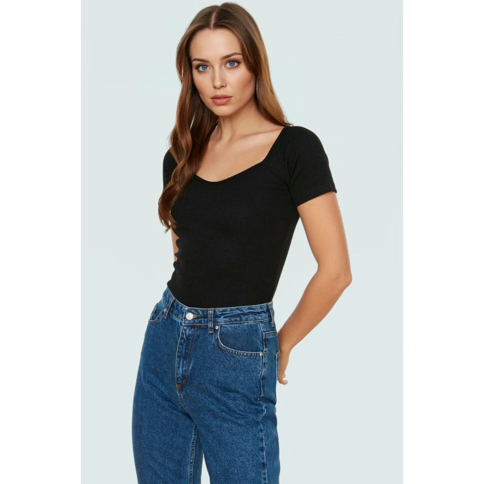 Pamuklu Örme Bluz Rahat Şık ve Vücuda Tam Oturan Görünüm