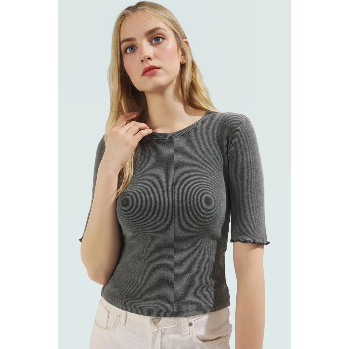 Pamuklu Polyester Elastan Karışımlı Fitted Bluz Bisiklet Yaka Kısa Kollu Yıkamalı
