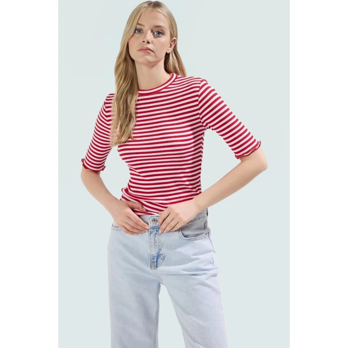Pamuklu Polyester Elastan Karışımlı Fitted Bluz Bisiklet Yaka Kısa Kollu Yıkamalı