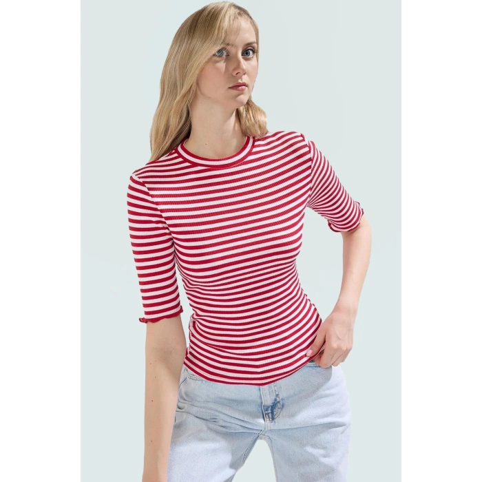 Pamuklu Polyester Elastan Karışımlı Fitted Bluz Bisiklet Yaka Kısa Kollu Yıkamalı