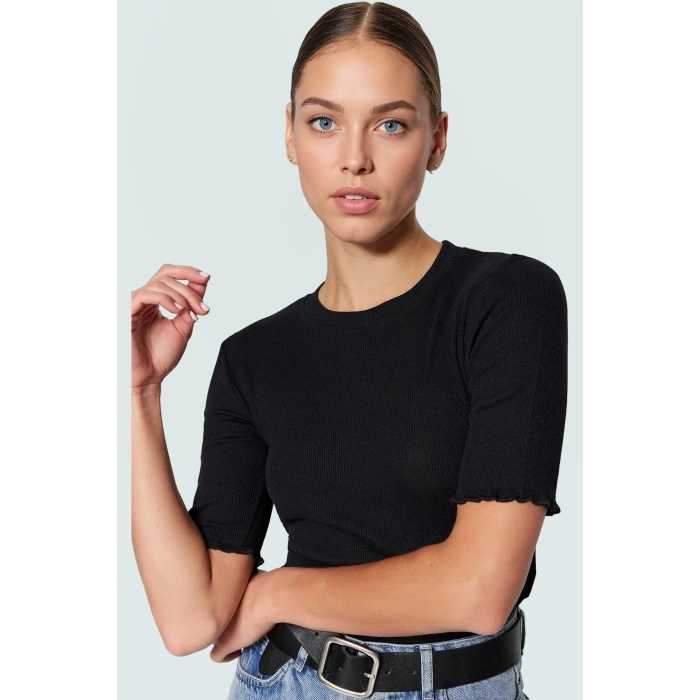 Pamuklu Polyester Elastan Karışımlı Fitted Bluz Bisiklet Yaka Kısa Kollu Yıkamalı