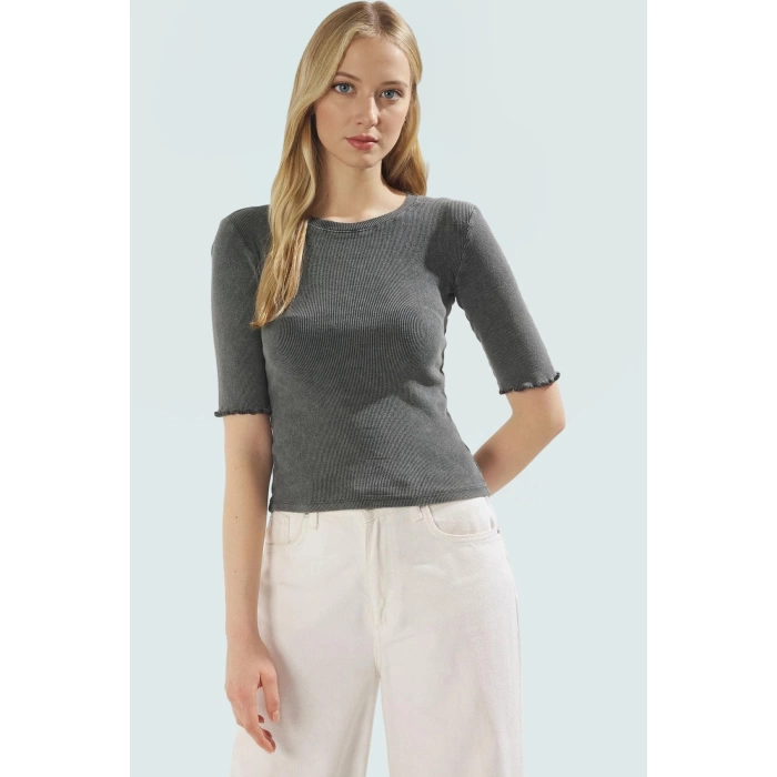 Pamuklu Polyester Elastan Karışımlı Fitted Bluz Bisiklet Yaka Kısa Kollu Yıkamalı