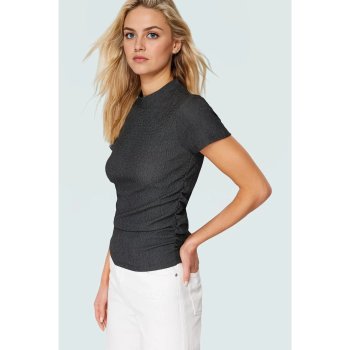 Polyester Karışımlı Bluz Crop Boy Fitted Kalıp Kısa Kol Seçkin Malzeme Dayanıklı
