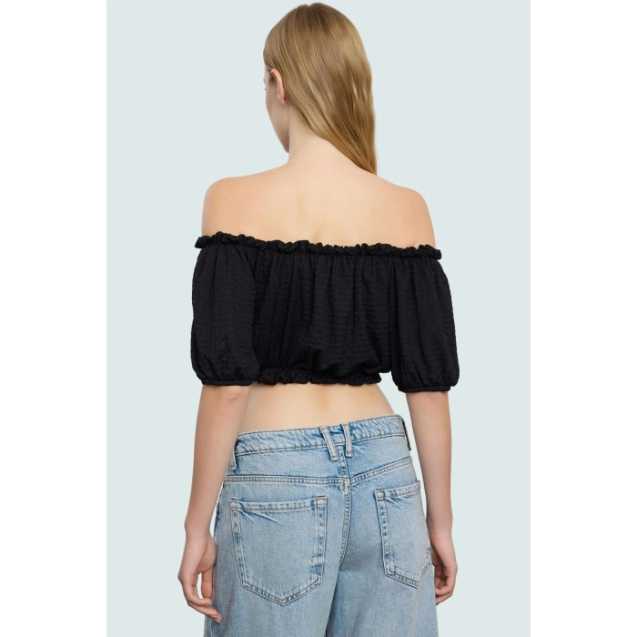 Rahat Crop Bluz Örme Polyester Kumaş Carmen Yaka Zarifane Tasarım Kullanım Ve Şık