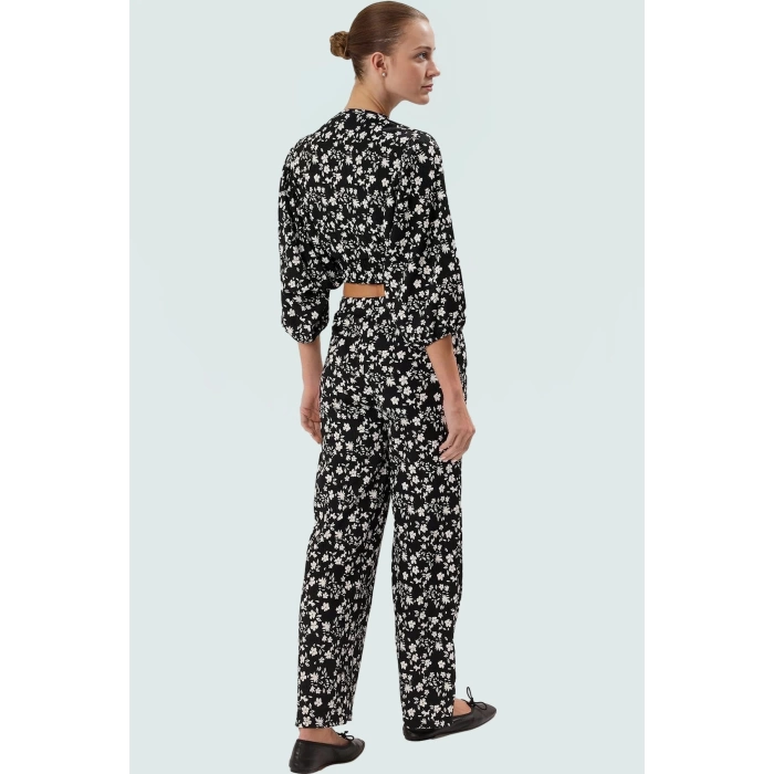 Rahat Kalıp Çiçek Desenli V Yaka Bluz Pantolon Takım Polyester Kumaş Konforlu Kesim Kullanım