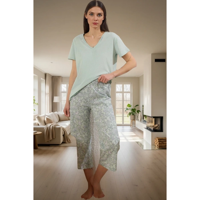 Rahat Örme Pijama Takımı Çiçek Desenli Kapri Pantolon Bisiklet Yaka Zarifane Tasarım