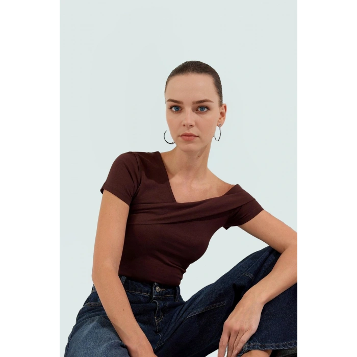 Rahat Pamuklu Örme Bluz Asimetrik Yaka Fitted Kalıp Şık Görünüm Seçkin Malzeme