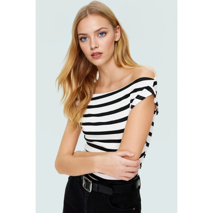 Rahat ve Şık Asimetrik Yaka Bluz Viskoz Kumaştan Örme Profesyonel Görünüm Premium Kalite