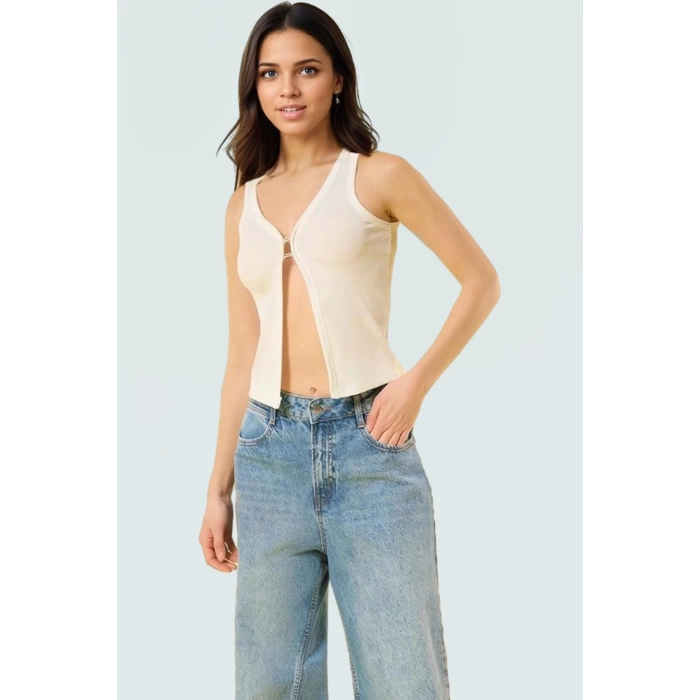 Rahat ve Şık Crop Bluz V Yaka Fitted Kalıp Poliviskon Kaşkorse Kumaş Görünüm
