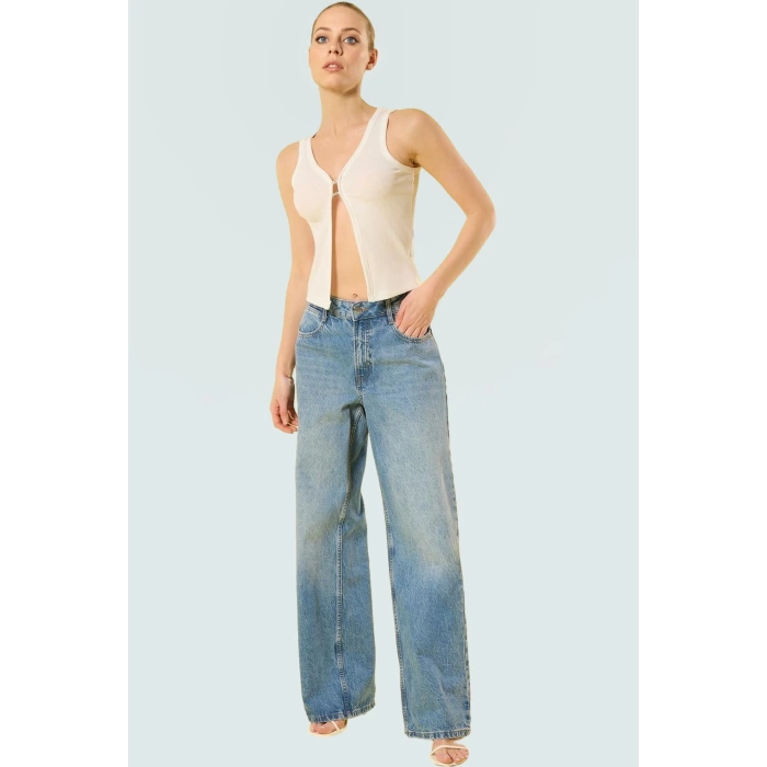 Rahat ve Şık Crop Bluz V Yaka Fitted Kalıp Poliviskon Kaşkorse Kumaş Görünüm