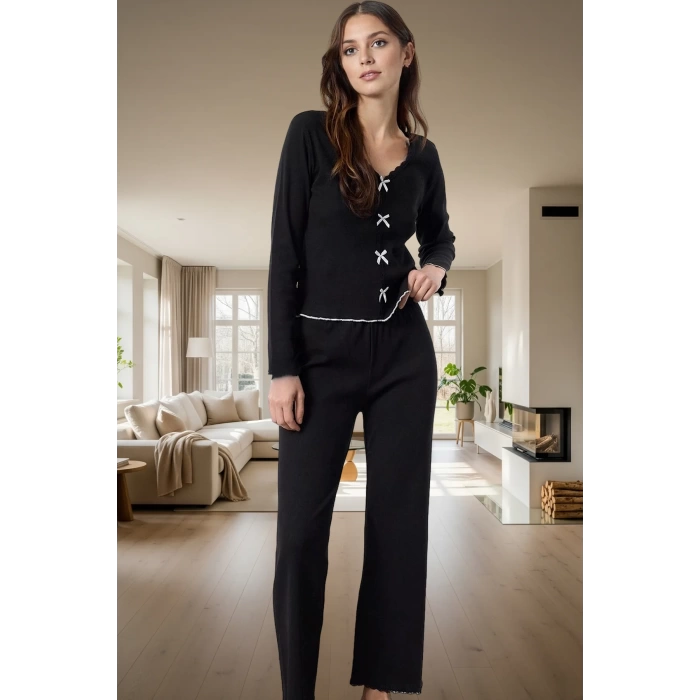 Rahat ve Şık Pijama Takımı Pamuklu Kumaş V Yaka Uzun Kol Boru Paça Günlük Kullanım İçin