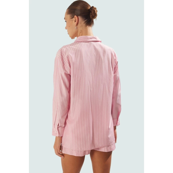 Rahat ve Şık Yazlık Şort Takım Elbise Çok Çizgili Dokuma Kumaş Trend Tasarım Modern Stil