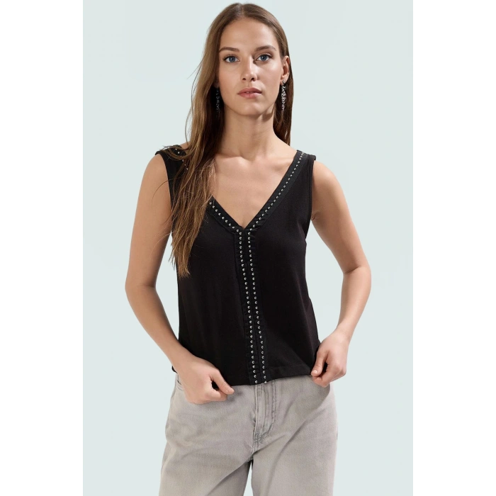 Regular V Yaka Örme Bluz Pamuklu Rahat Fitted Kalıp Aksesuar Detaylı Konforlu Kesim