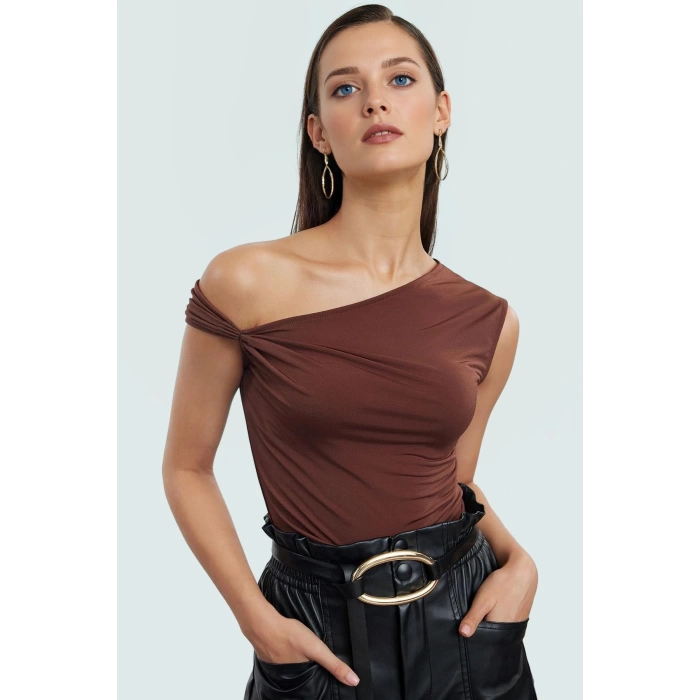 Şık Asimetrik Yaka Kolsuz Örme Bluz Fitted Kalıp Özel Tasarım Seçkin Malzeme