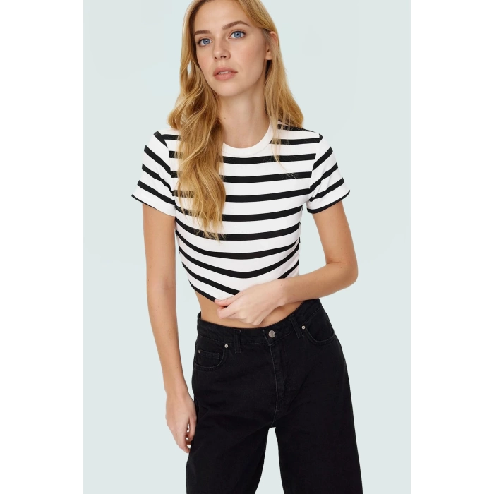 Şık Çizgili Viskoz Crop Bluz Yazlık Rahat Fitted Kalıp Uzun Ömürlü Seçkin Malzeme Trend Tasarım
