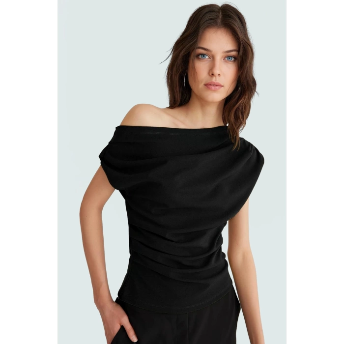 Şık Dökümlü Örme Bluz Asimetrik Yaka Kısa Kol Regular Kalıp Özel Tasarım Modern Stil