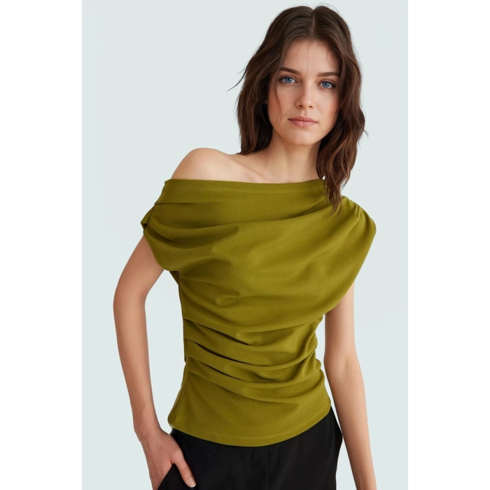Şık Dökümlü Örme Bluz Asimetrik Yaka Kısa Kol Regular Kalıp Özel Tasarım Modern Stil
