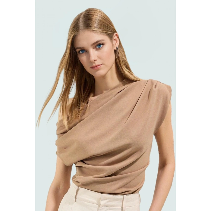 Şık Dökümlü Örme Bluz Asimetrik Yaka Kısa Kol Regular Kalıp Özel Tasarım Modern Stil