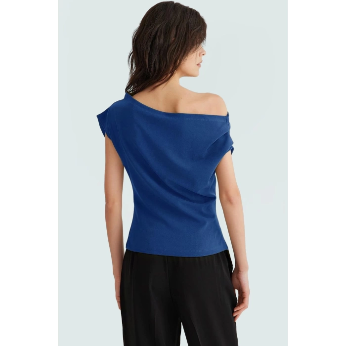 Şık Dökümlü Örme Bluz Asimetrik Yaka Kısa Kol Regular Kalıp Özel Tasarım Modern Stil
