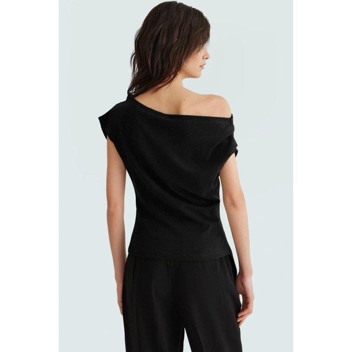 Şık Dökümlü Örme Bluz Asimetrik Yaka Kısa Kol Regular Kalıp Özel Tasarım Modern Stil