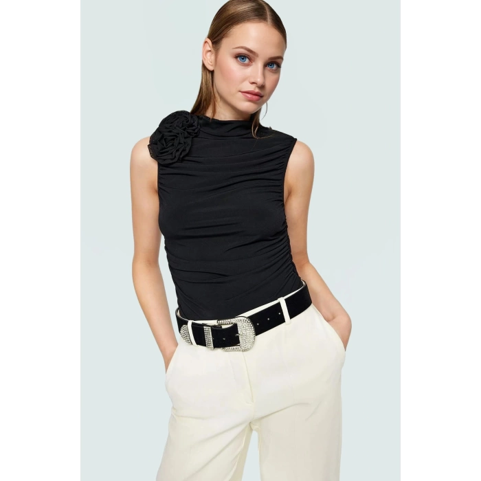 Şık Gece Bluzu Gül Detaylı Crop Örme Bluz Dik Yaka Regular Fit Profesyonel Görünüm